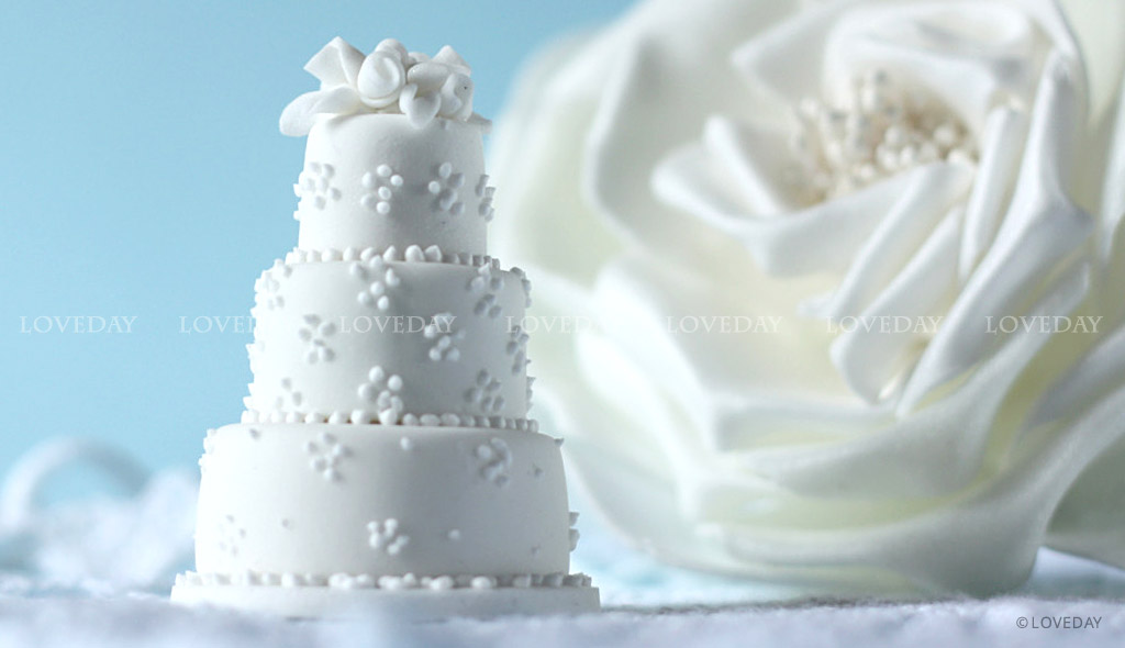mini wedding cakes total white by Loveday